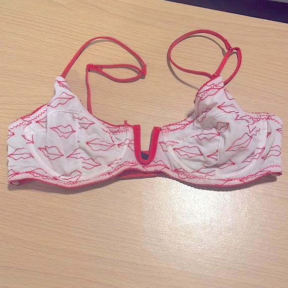 Urban Outfitters Bralette Bra Lips 32C Kiss Underwire Red White Abstract - Picture 1 of 6